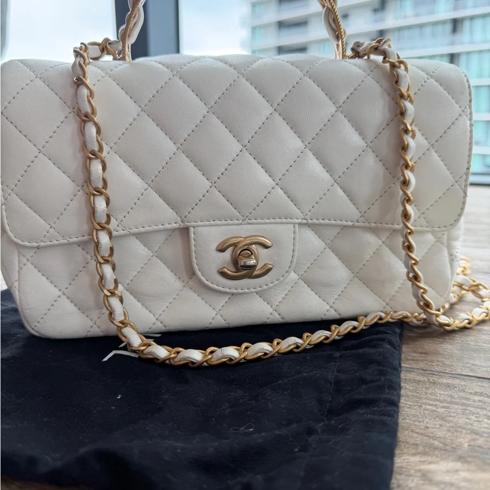 CHANEL Quilted White Shoulder Bag with Gold Hardware - Picture 8 of 16